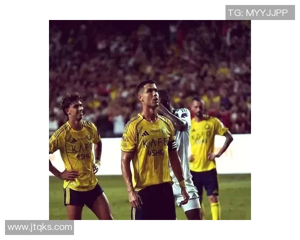 足球明星与老男人的温馨合影背后那些不为人知的故事与回忆